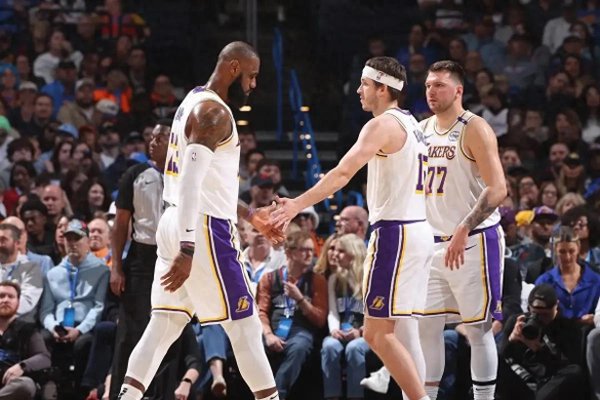 Lakers: Các hoạt động của Lake